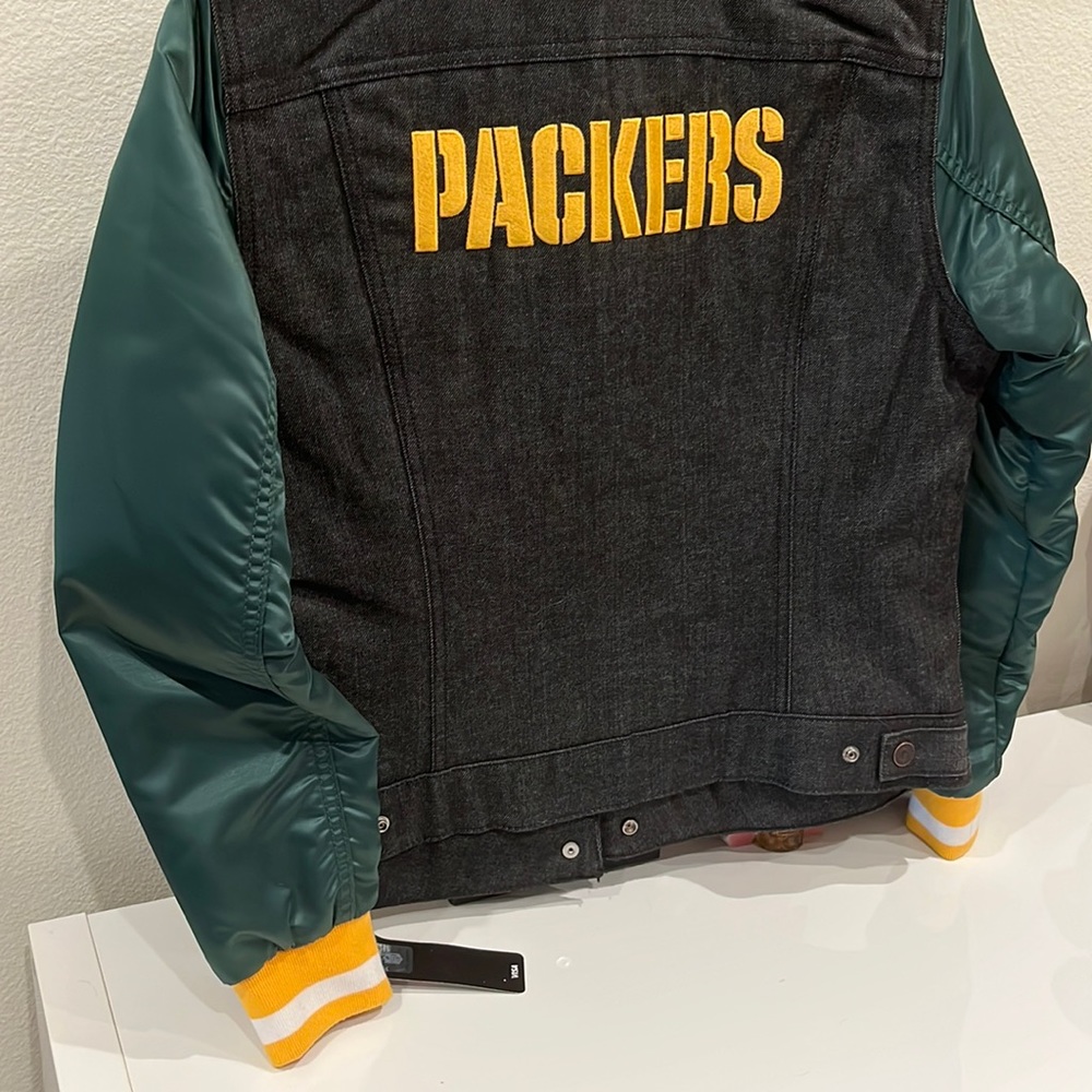 Levi’s NFL licensed PACKERS trucker jacket. Women’s size Large. NWT.